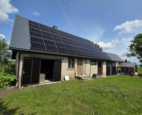 Saulės elektrinė ant dvišlaičio stogo