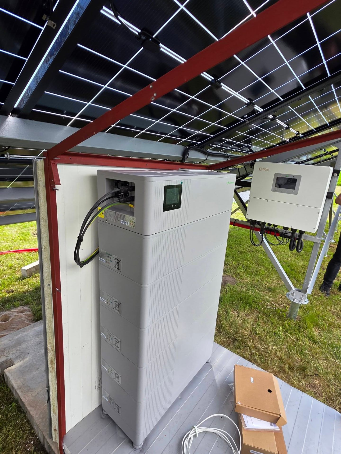 Solis inverteris ir kaupimo baterijos